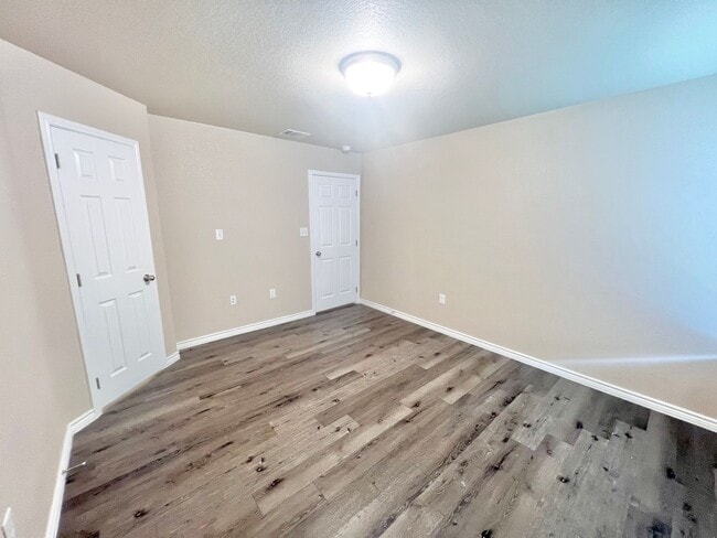 Building Photo - AVAILABLE NOW! (SECTION 8 ACCEPTED)