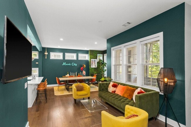 Building Photo - 4 BEDROOM, 5 BATH, 2-CAR GARAGE-