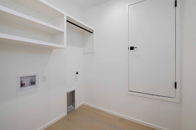 Building Photo - 1704 Kinney Ave