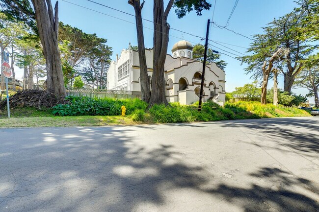 Building Photo - 494 6th St