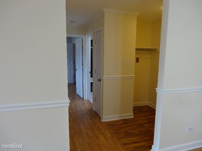 Building Photo - 2 br, 1 bath Condo - 670 Marilyn Ave