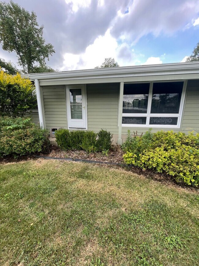Building Photo - Three Bedroom Single Family Home in the Co...