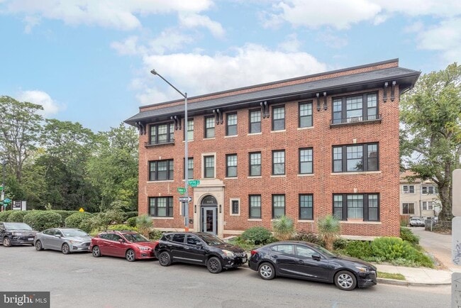 Building Photo - 1575 Spring Pl NW
