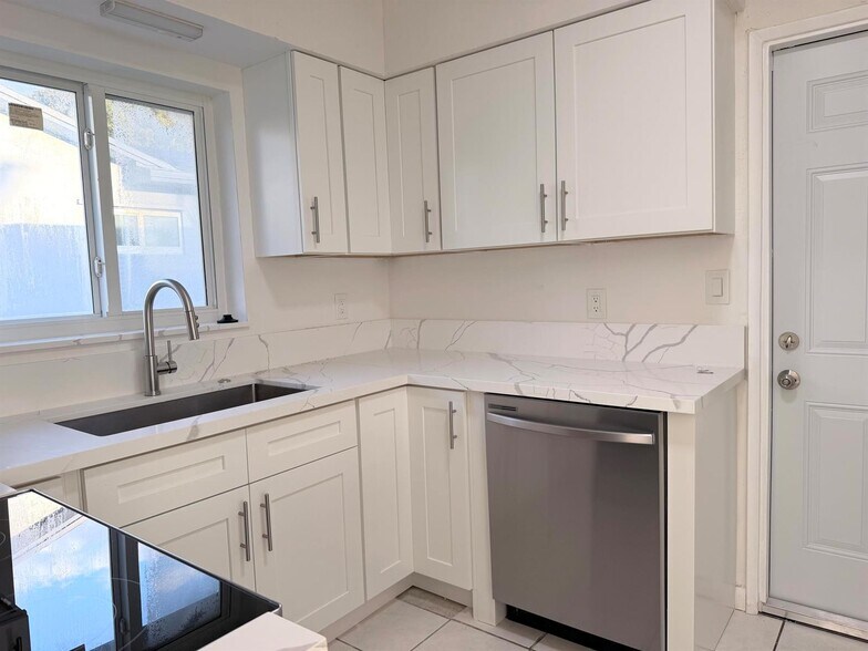 Building Photo - 231 NE 16th Ave