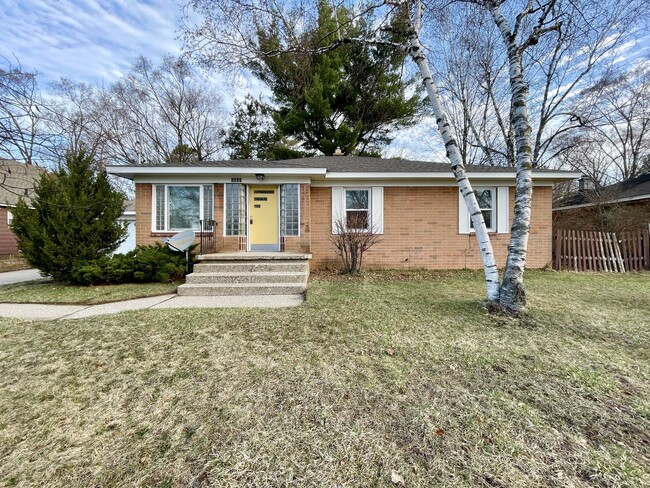 Building Photo - Three Bedroom Ranch in Northeast Grand Rapids