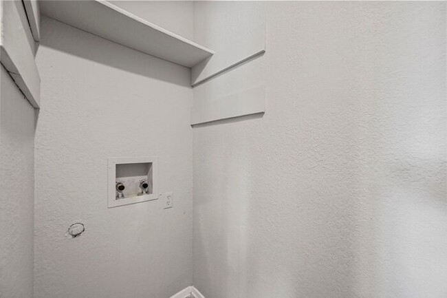 Building Photo - Two Bedroom Duplex For Rent in Cedar Hill.
