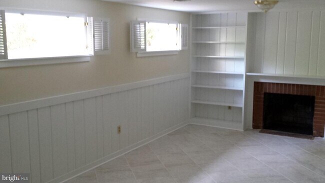 Building Photo - 8212 Hawthorne Rd