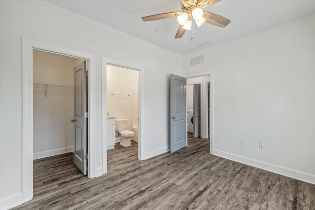 Building Photo - 5/5.5 Townhomes, Built 2024, Walk to stadi...
