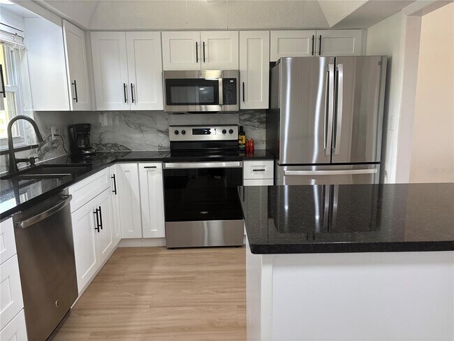 Building Photo - 4725 Cove Cir