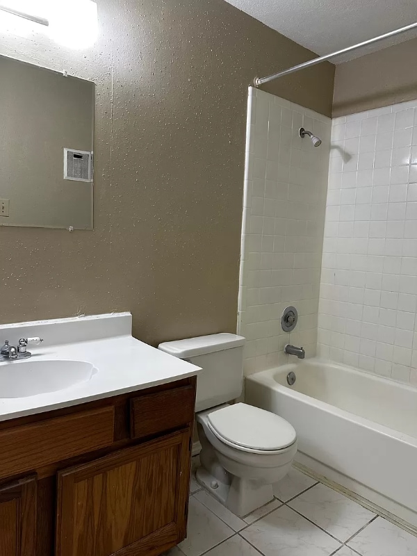 Building Photo - 9797 Leawood Blvd