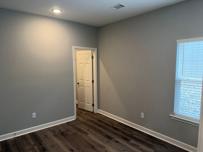 Building Photo - 3 Bed 3 Bath Home