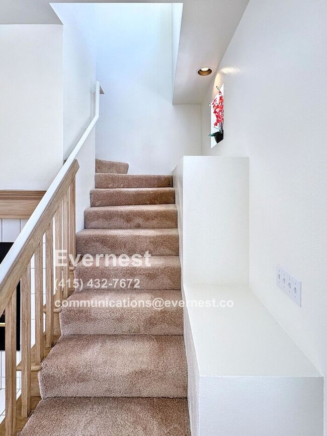 Building Photo - Lovely 2-Bedroom Townhome: Comfort and Con...
