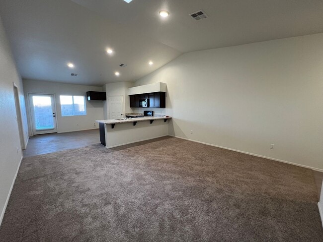 Building Photo - NEWER TOWNHOME!