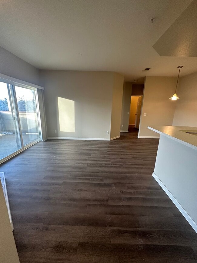 Building Photo - Updated 2 bed, 2 bath Upper Level Condo
