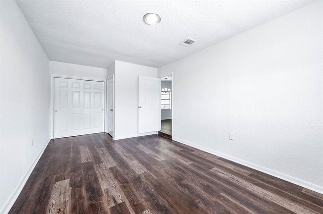 Building Photo - 5711 Lyndhurst Dr