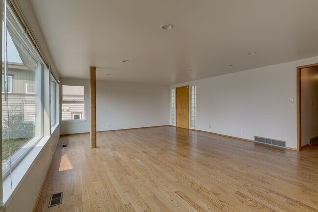 Building Photo - Water View Kirkland home West of Market st...