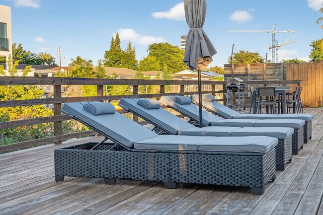 Building Photo - 2365 NE 195th St