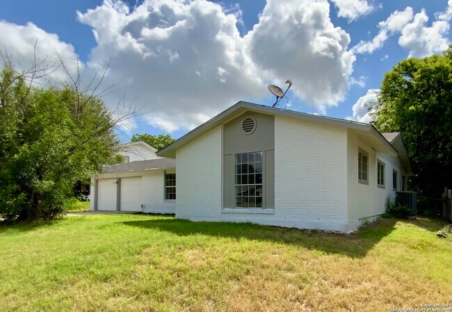 Primary Photo - 8110 Pleasant Forest Dr
