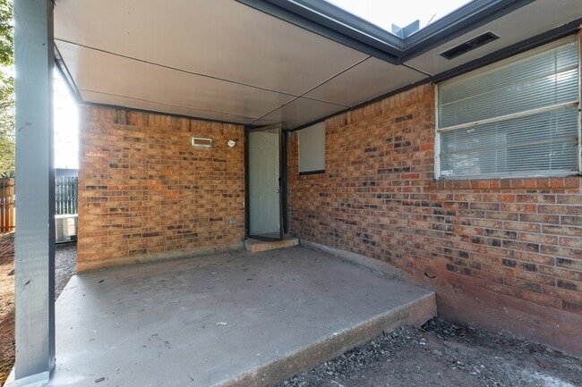 Building Photo - Beautiful brick 3 bedroom, 2 bath, 2 car g...