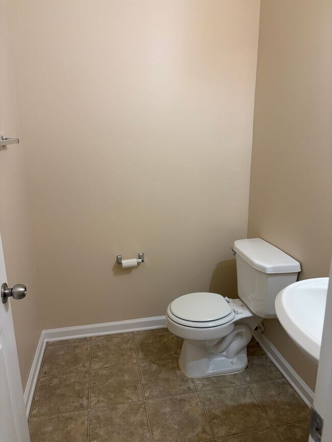Building Photo - Large Home in Established Neighborhood