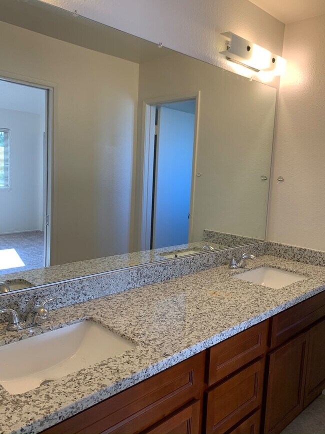 Building Photo - 2 bed 1.5 bath with a 2-car garage in Rocklin