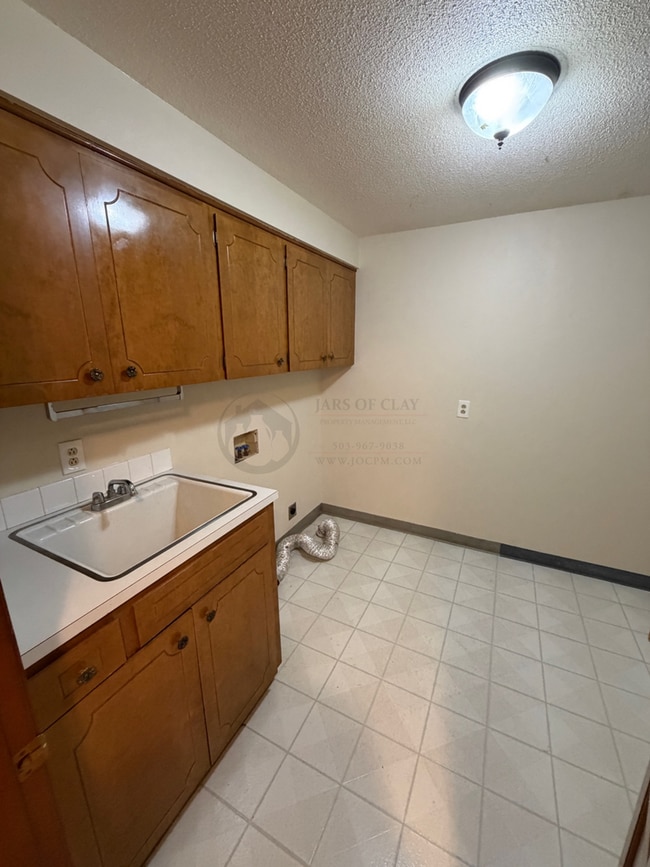 Building Photo - Single Level Duplex- Rent Ready!