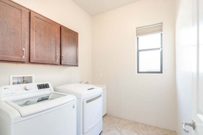 Building Photo - Rare find for this 4 bedroom/3 bath, exqui...
