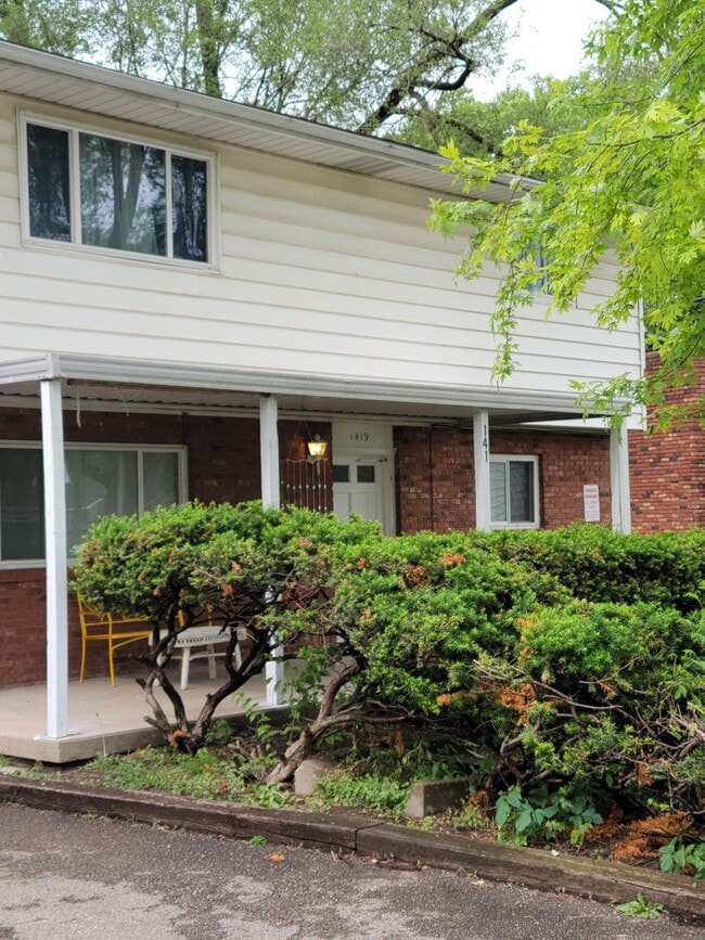 Building Photo - ? 12 Month Lease Pricing ? Fully Furnished Rental Property ? First floor duplex unit. Large yard.
