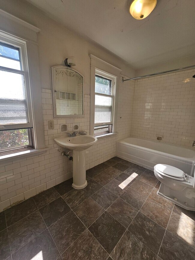 Building Photo - 1603 W 10th St