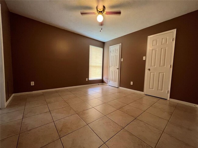 Building Photo - 3-Bedroom, 2-Bathroom Duplex in A Convenie...