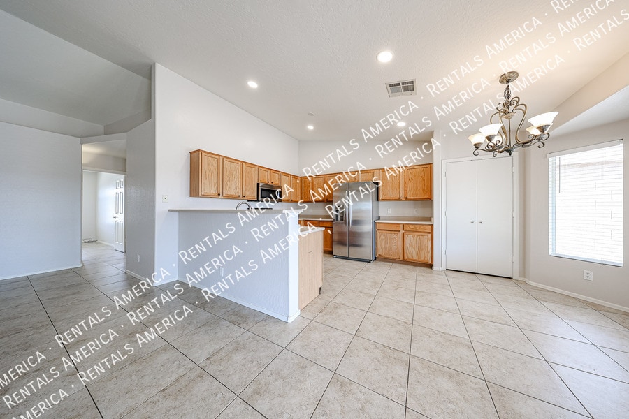 Building Photo - 4819 E Whitehall Dr