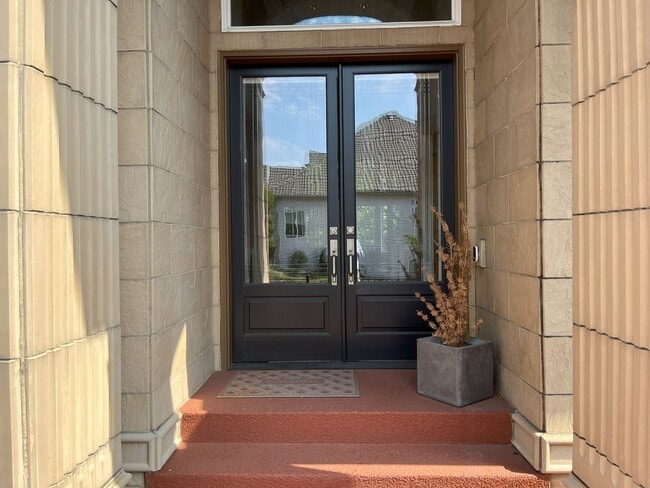 Building Photo - Forest-View Luxury Home with 5 Bedrooms, Luxury Primary Suite & Gourmet Kitchen