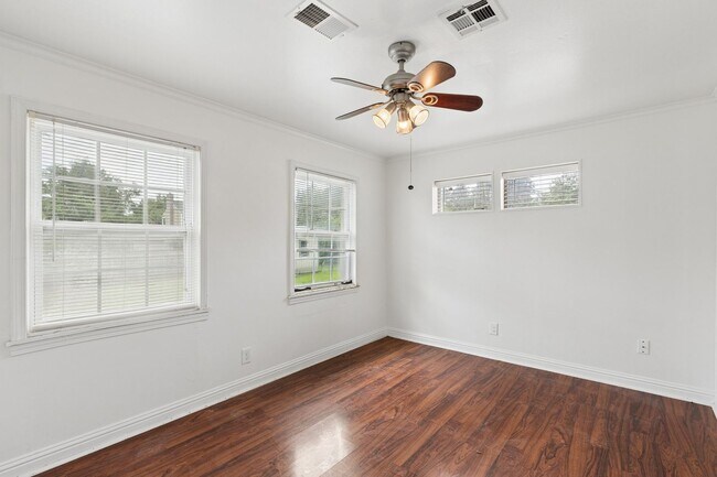 Building Photo - 1108 Larchmont Ln