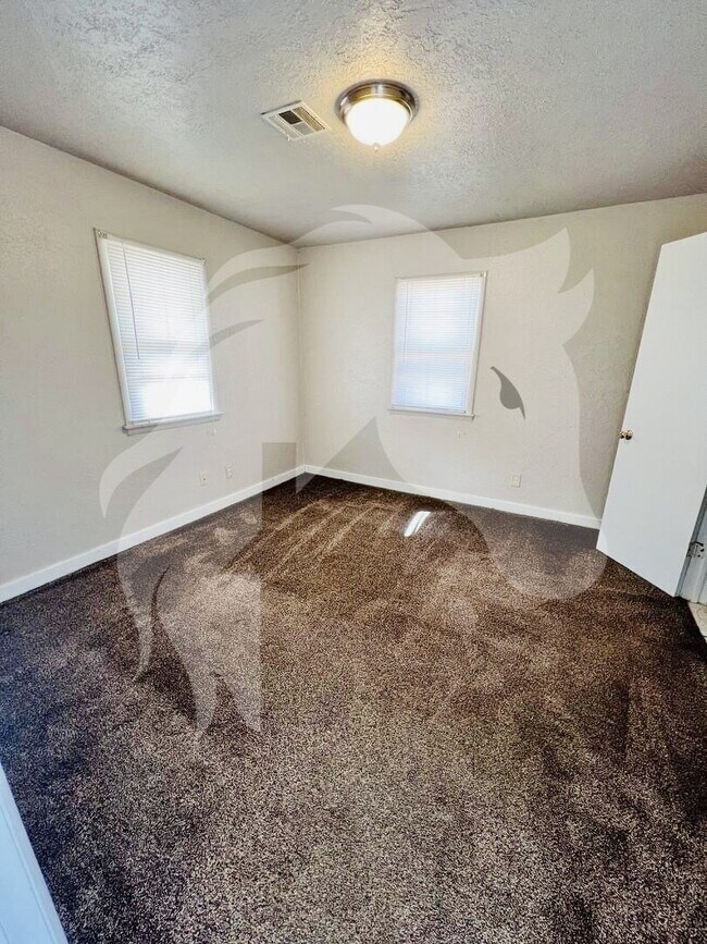 Building Photo - COMING SOON! 3-Bedroom Home in Woodward – Your Cozy Retreat on Santa Fe Street!