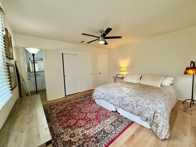 Building Photo - Unfurnished 4 bedroom/2 bathroom home with...
