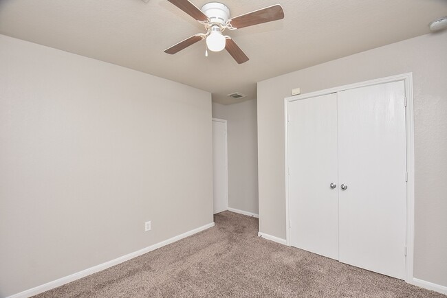 Building Photo - 15327 Mission Oak Dr