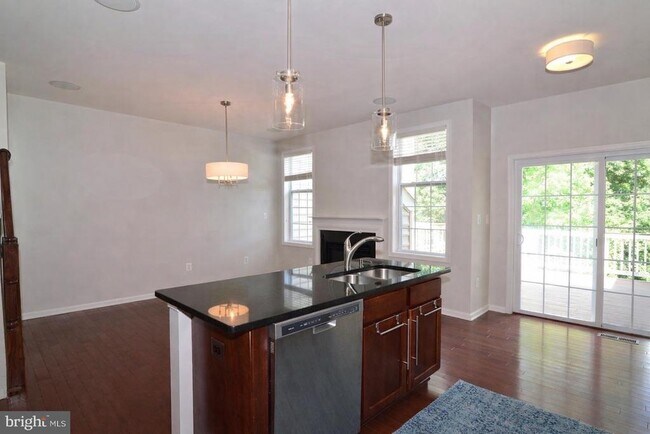 Building Photo - 43275 Mitcham Square