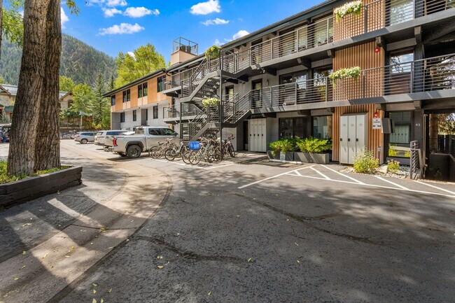 Building Photo - 1039 E Cooper Ave