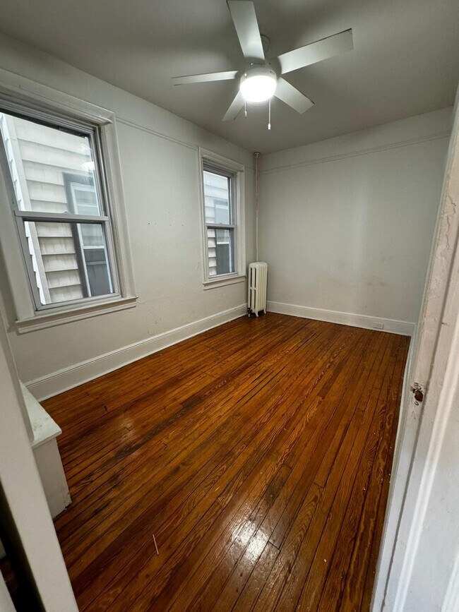 Building Photo - 76 W 45th St
