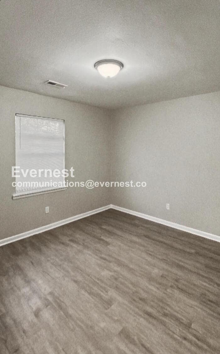 Building Photo - 1024 4th Ave W