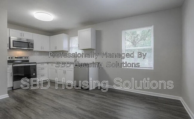 Building Photo - 10325 Smalley Ave