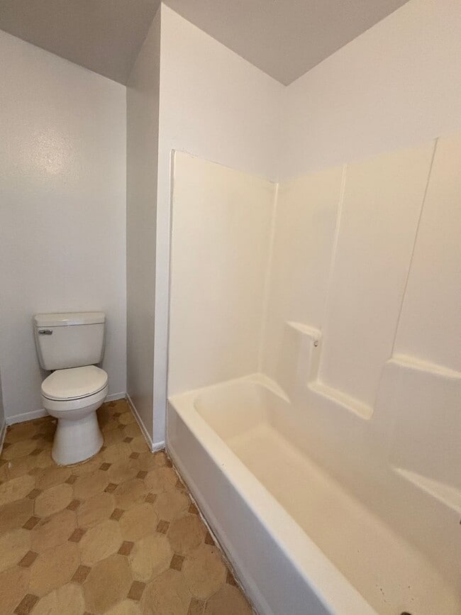 Building Photo - East Palmdale Townhouse