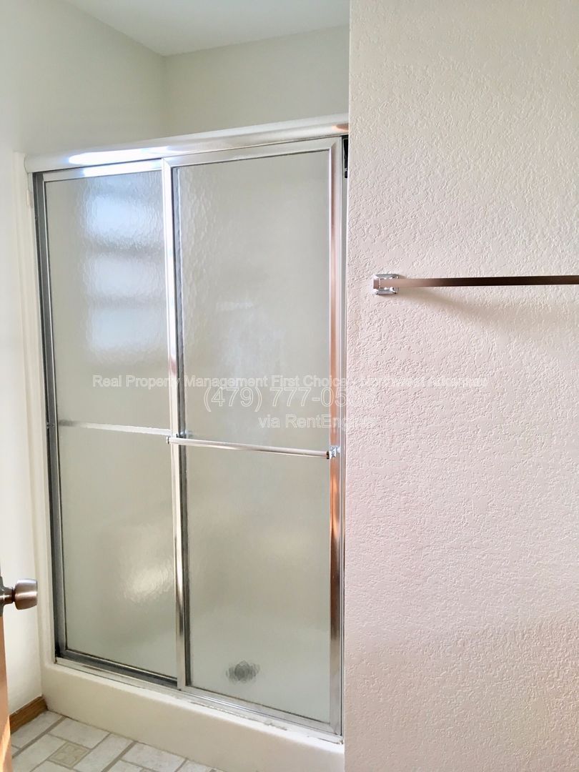 Building Photo - 4433 W Cheyenne Dr