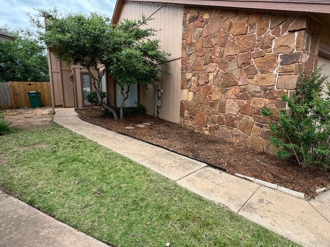Building Photo - Moore Schools! 2 bed, 2 full baths, garage...