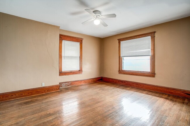 Building Photo - 908 E 31st St