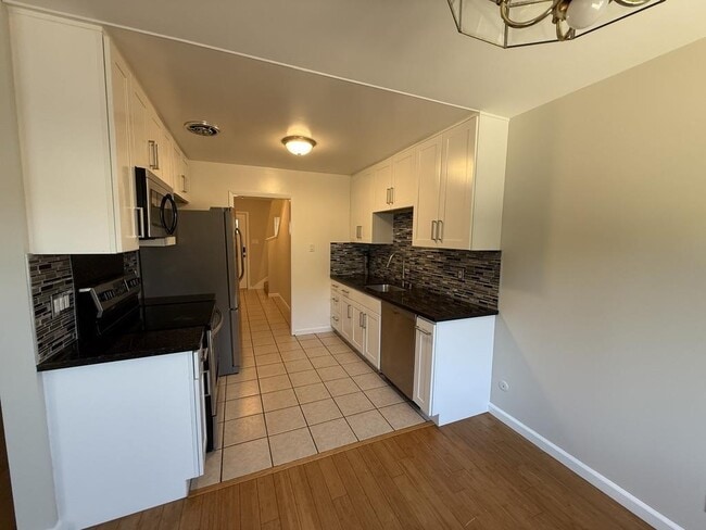 Building Photo - 827 Comet Dr