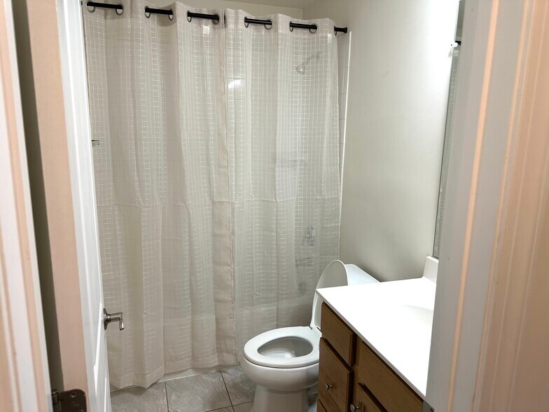 Building Photo - 8773 Elsing Green Dr