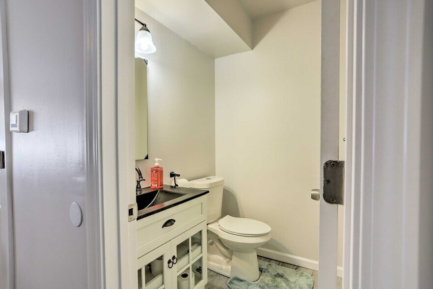 Building Photo - 6832 Woodmeadow Dr