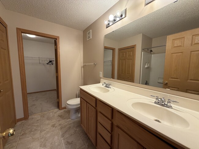 Building Photo - 11007 Oak Grv Cir