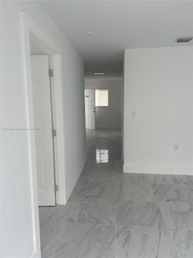 Building Photo - 2750 Palm Ave